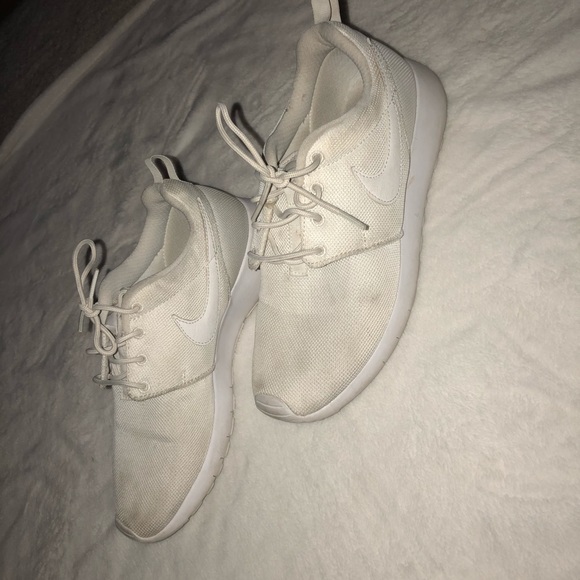 womens white roshes with black swoosh